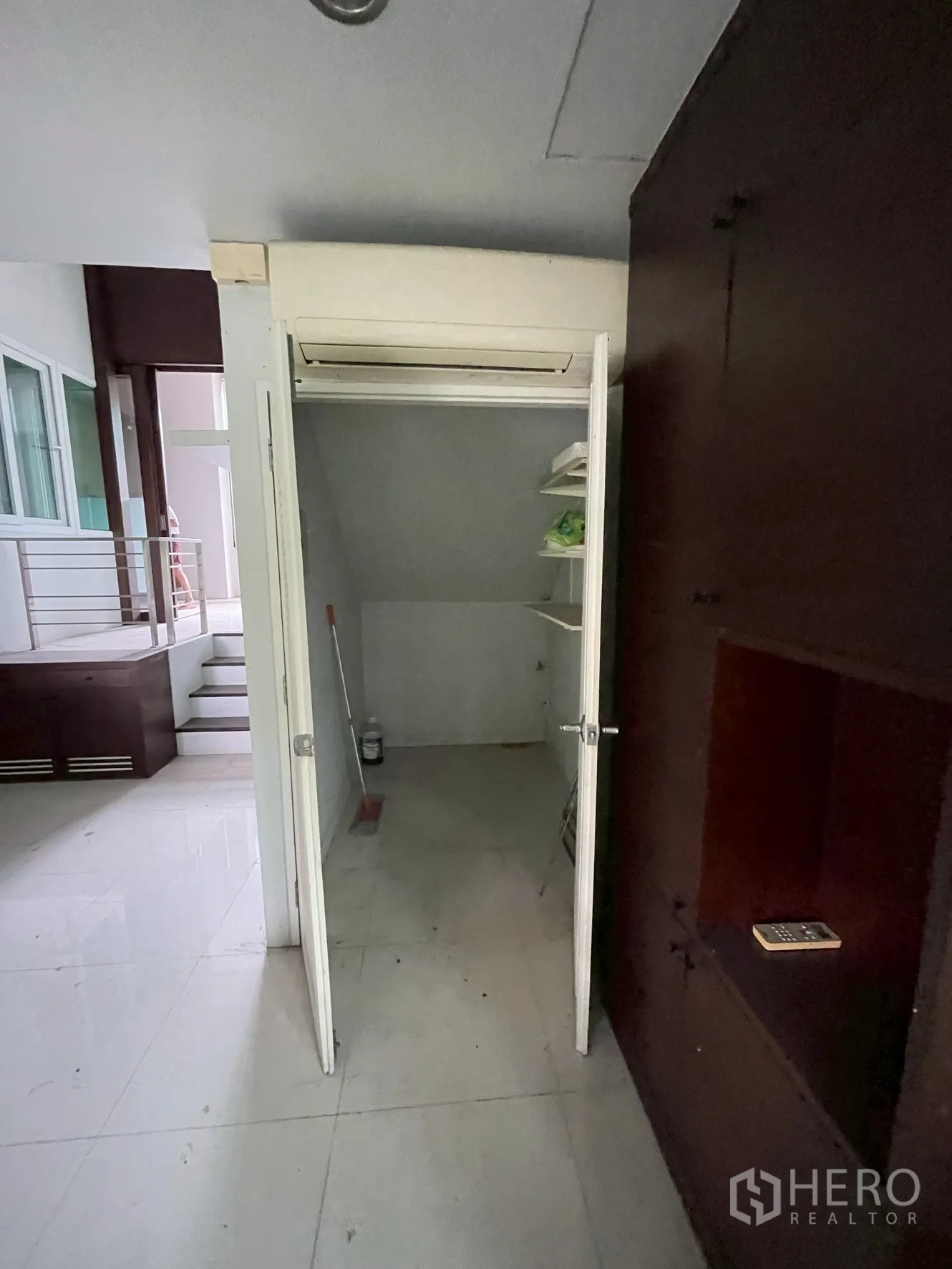 带办公室的家 出租在Wang Thonglang, Bangkok - 楼梯下储物间，双开门与置物架