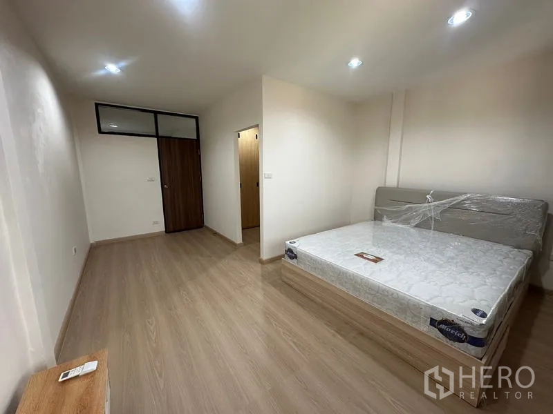 ทาวน์เฮาส์ ให้เช่าหรือขายในPhra Khanong, Bangkok - ห้องนอนใหญ่เชื่อมต่อพื้นที่แต่งตัวหรือวอล์กอินคลอเซ็ต