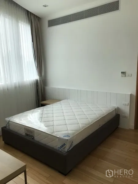 คอนโด ให้เช่าในKhlong Toei, Bangkok - ห้องนอนรองสว่าง มีหน้าต่างบานใหญ่ ม่านโปร่ง และโต๊ะข้างเตียง