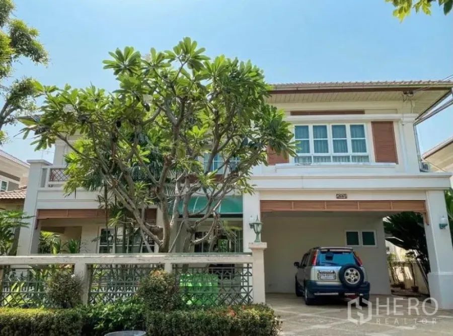 บ้าน ให้เช่าหรือขายในMin Buri, Bangkok - มุมมองด้านหน้าบ้านเดี่ยว 2 ชั้น ในมีนบุรี พร้อมต้นไม้ใหญ่ สวนหน้าบ้าน รั้ว และที่จอดรถในร่ม