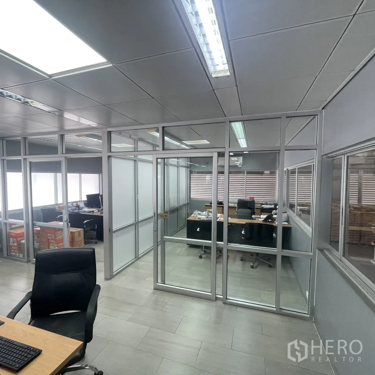 工厂 出租在Khlong Toei, Bangkok - 行政区内的玻璃隔断办公室与走廊。