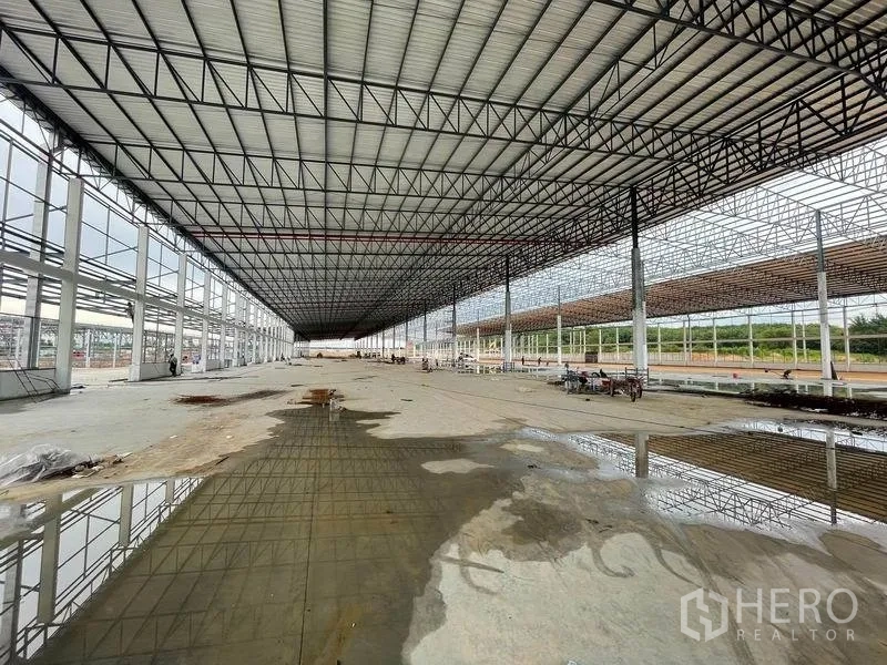 คลังสินค้า ให้เช่าในPluak Daeng, Rayong - มุมมองสมมาตรของช่องโกดังยาว หลังคาเมทัลชีทและแสงธรรมชาติส่องถึง