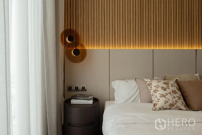 公寓 出租在Watthana, Bangkok - 床头特写，木质竖纹背景与现代吊灯。