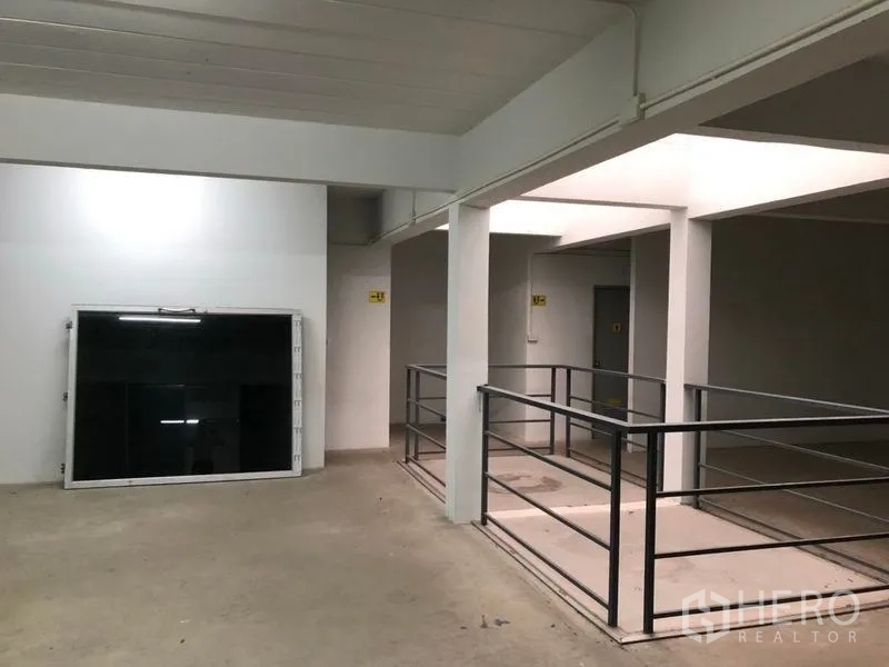 คลังสินค้า ให้เช่าในKhlong Sam Wa, Bangkok - โถงชั้นลอยพร้อมราวกันตกโลหะ และจุดทางเข้าบริการ