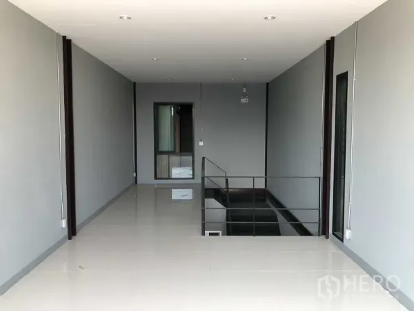 货栈 出租在Bang Phli, Samut Prakan - 二层开放式办公室，亮面瓷砖地面与楼梯挑空。