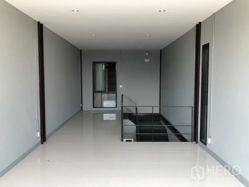 货栈 出租在Bang Phli, Samut Prakan - 二层开放式办公室，亮面瓷砖地面与楼梯挑空。