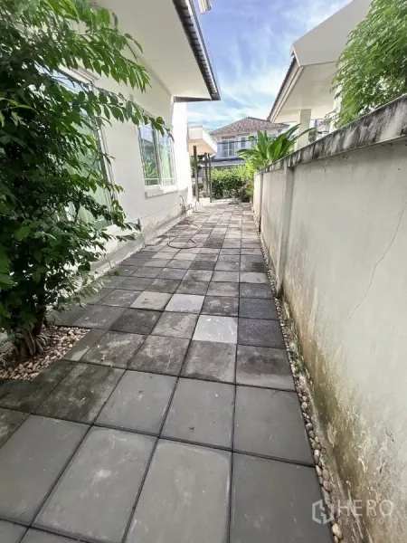 บ้าน ขายในBang Kapi, Bangkok - ทางเดินข้างบ้านปูกระเบื้องบล็อกและกำแพงสวน
