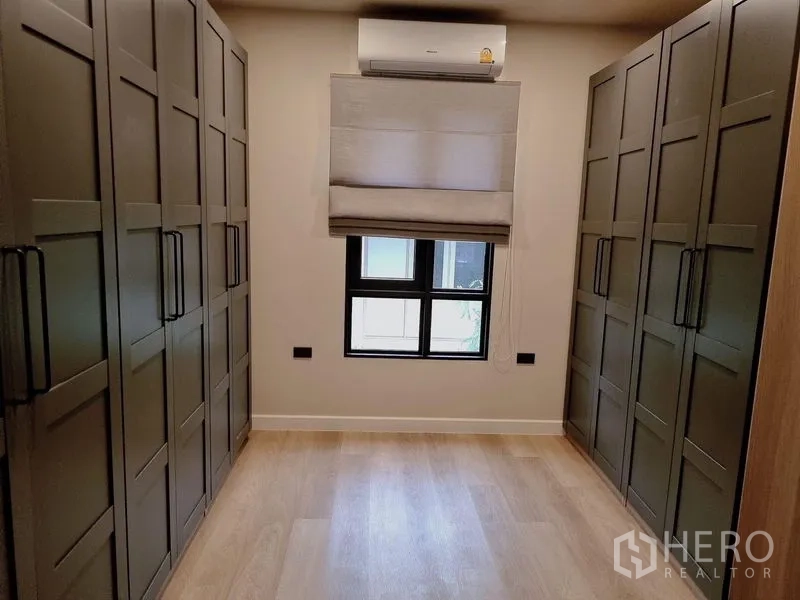 บ้าน ให้เช่าในKhlong Toei, Bangkok - ห้องแต่งตัวแบบวอล์กอิน ตู้บิวท์อินสองฝั่งและพื้นไม้