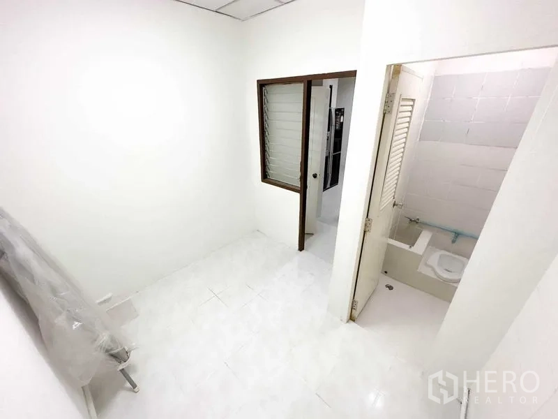 带办公室的家 出租在Phra Khanong, Bangkok - 小型杂物/女仆房，带白色瓷砖的套内卫浴。