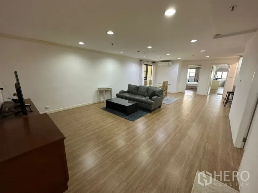 คอนโด ให้เช่าในWatthana, Bangkok - โถงนั่งเล่นและรับประทานอาหารแบบเปิดโล่ง ไฟดาวน์ไลต์และพื้นไม้