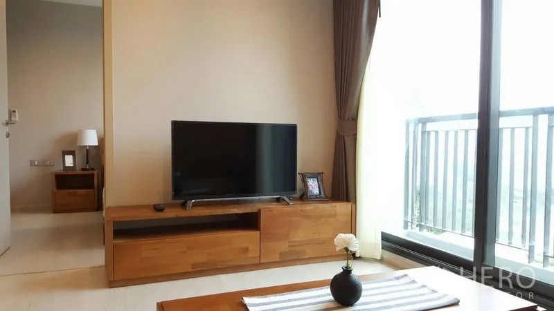 คอนโด ให้เช่าในKhlong Toei, Bangkok - ชั้นวางทีวีหันสู่ประตูกระจกเต็มบานเชื่อมสู่ระเบียง