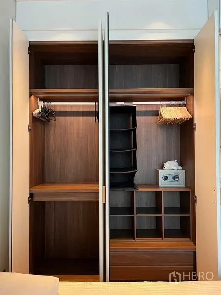 Condominium for rent in Pathum Wan, Bangkok - Spacious built‑in wardrobe with hanging space, shelves, drawers and a personal safe