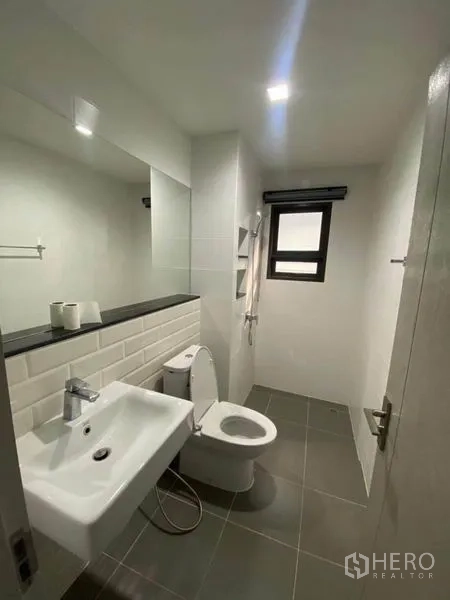 บ้าน ให้เช่าหรือขายในSaphan Sung, Bangkok - ห้องน้ำสะอาด อ่างล้างหน้า กระจกบานยาว และพื้นกระเบื้อง