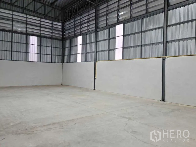 货栈 出租在Bang Bua Thong, Nonthaburi - 大跨无柱仓库区，采光板与通风墙体一体化设计。
