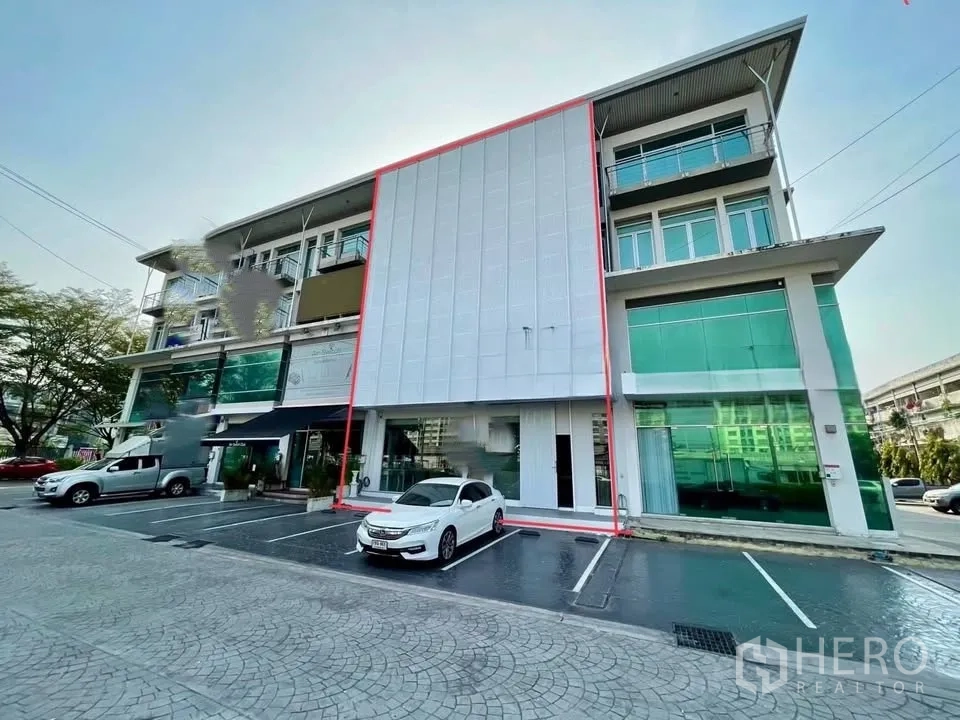 店屋 for sale in Prawet, Bangkok - 建筑正立面视角，标示单元并可见多处停车位。