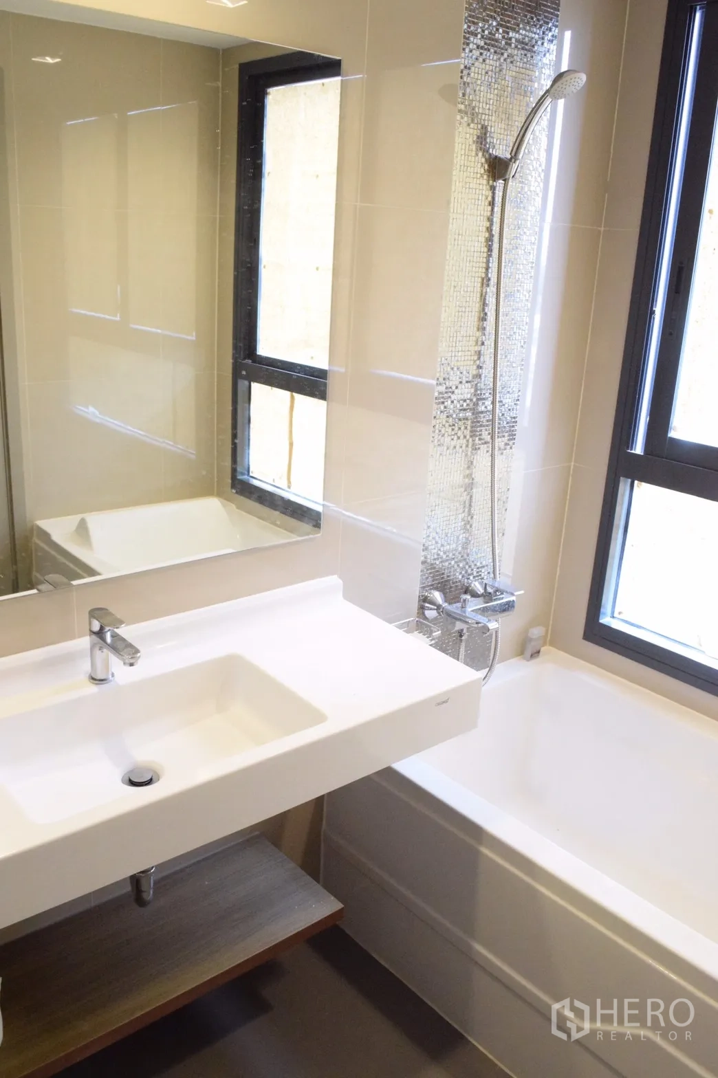 คอนโด ให้เช่าในPhra Khanong, Bangkok - ห้องน้ำโมเดิร์นพร้อมอ่างอาบน้ำ คอลัมน์โมเสค และอ่างล้างหน้า