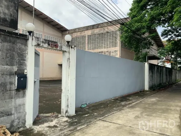 คลังสินค้า ให้เช่าในBang Kapi, Bangkok - ทางเข้าโกดัง มีกำแพงคอนกรีตและประตูเหล็ก พร้อมทางรถวิ่งด้านหน้า