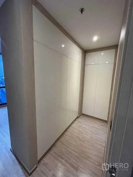 คอนโด ให้เช่าในWatthana, Bangkok - โถงทางเดินพร้อมตู้เสื้อผ้าบิวท์อินสูงจรดเพดานและพื้นไม้โทนอ่อน