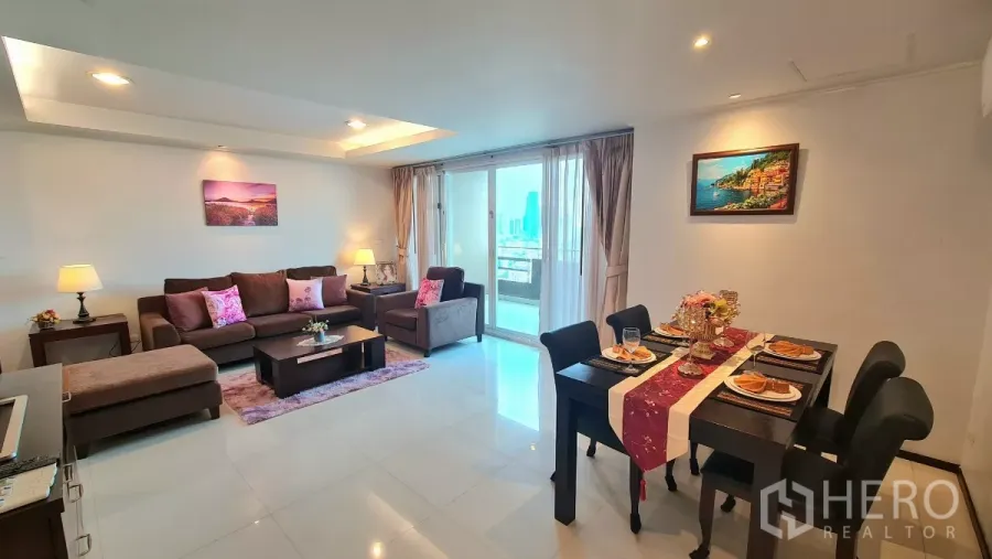 อพาร์ทเมนท์ ให้เช่าในWatthana, Bangkok - ห้องนั่งเล่นและรับประทานอาหารโปร่งสว่าง พร้อมระเบียงวิวสกายไลน์ ใกล้ BTS พร้อมพงษ์