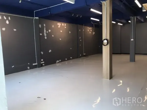 Office Space for rent in Watthana, Bangkok - Spacious open-plan office floor with polished white epoxy flooring, structural columns, and LED strip lighting.