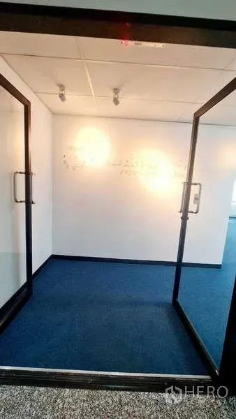 สำนักงาน ให้เช่าในKhlong Toei, Bangkok - โถงทางเข้าพร้อมประตูกระจกสองชั้นและไฟสปอตไลต์นำเข้าสู่พื้นที่ทำงาน