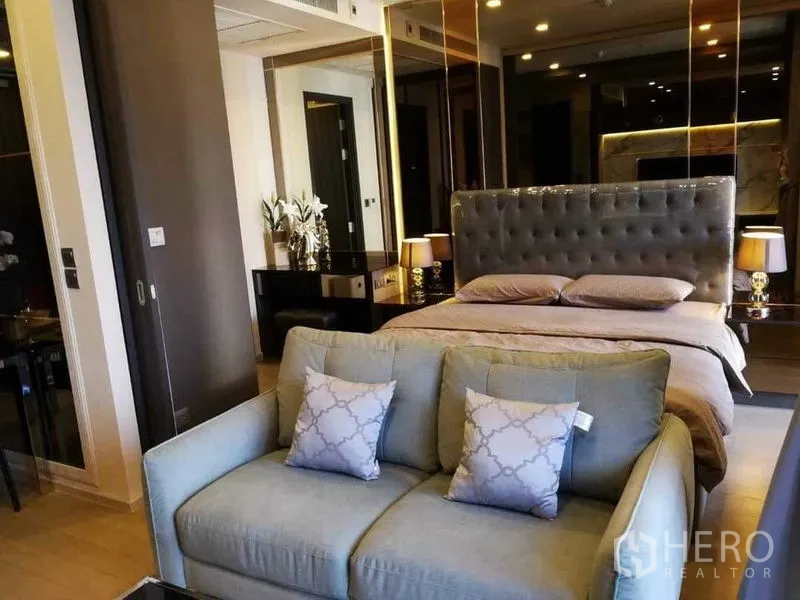 คอนโด ให้เช่าในWatthana, Bangkok - เลย์เอาต์สตูดิโอเปิดโล่ง เตียงหัวเตียงบุตุ่มอยู่หลังโซฟาขนาดกะทัดรัด พร้อมผนังกระจก