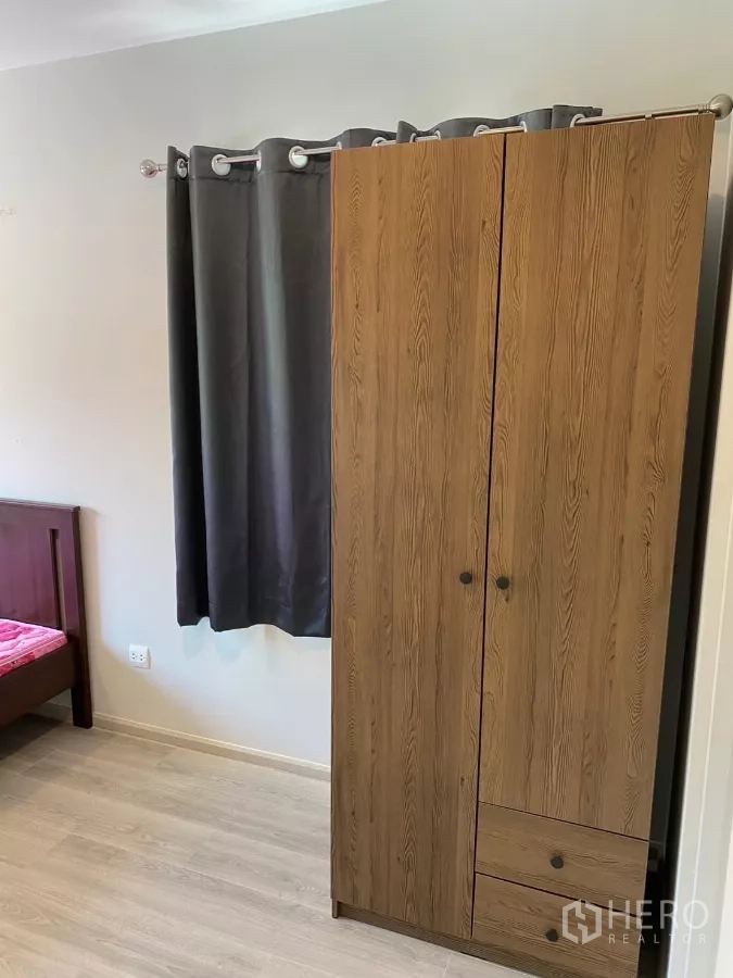 独立式住宅 出租在Prawet, Bangkok - 次卧内木纹衣柜与遮光窗帘