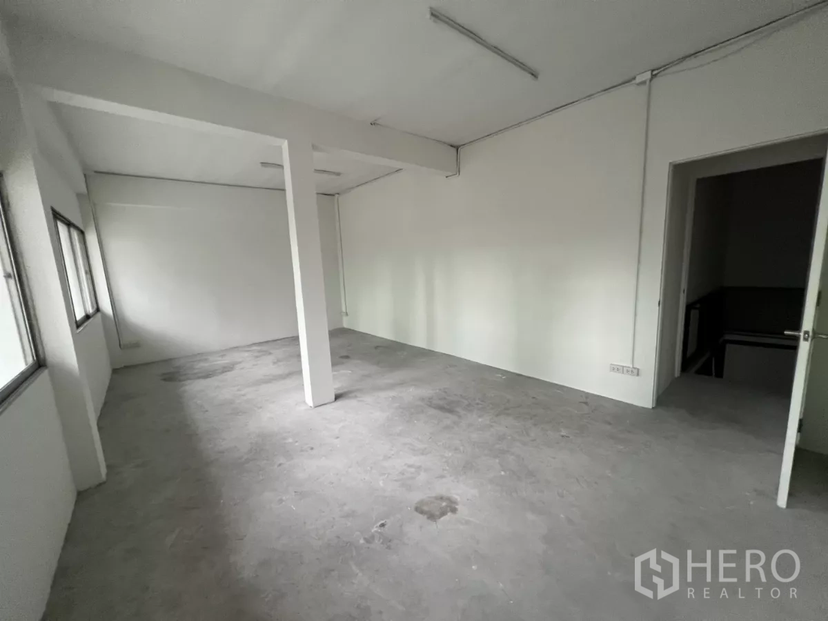 店屋 出租在Watthana, Bangkok - 明亮房间，多扇窗户、立柱与通往楼梯的平台门。