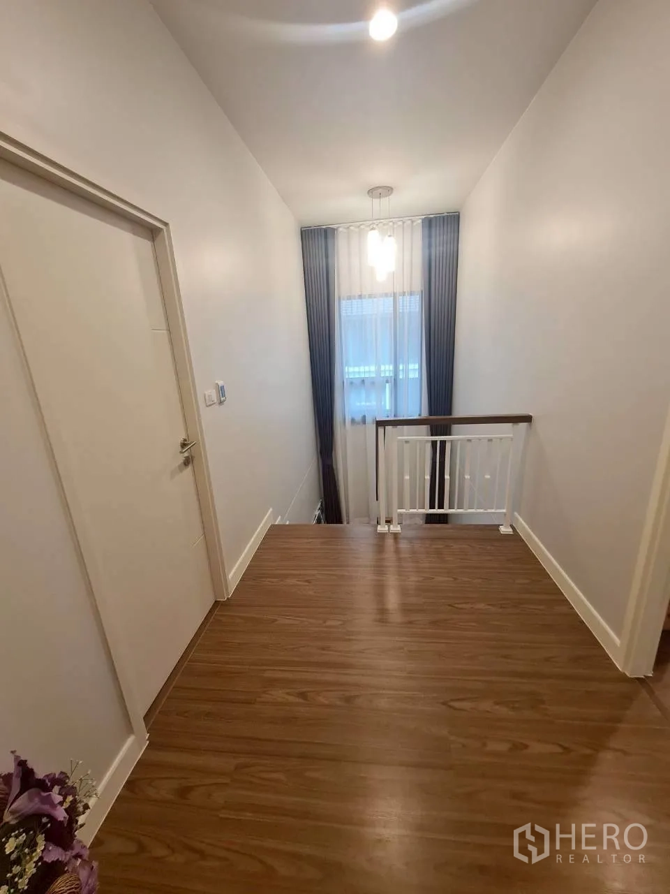 บ้าน ให้เช่าหรือขายในLam Luk Ka, Pathum Thani - โถงบันไดชั้นบน เพดานสูง โคมไฟ และราวบันไดสีขาว