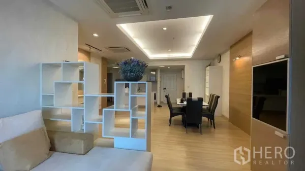 คอนโด ให้เช่าในKhlong San, Bangkok - โซนพักผ่อนและรับประทานอาหารแบบโอเพนพร้อมชั้นโชว์และฝ้าหลุม