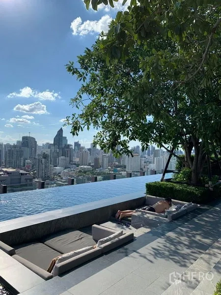 Condominium for rent in Watthana, Bangkok - Rooftop infinity pool with panoramic Bangkok skyline and sun deck in Watthana.