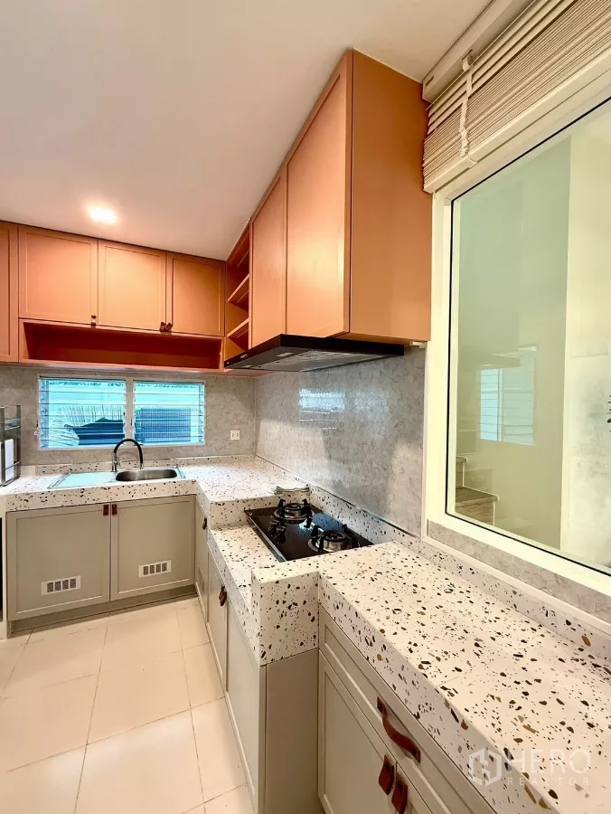Detached House for rent in Bang Phli, Samut Prakan - Thai kitchen with terrazzo countertops, gas hob and ample cabinetry.