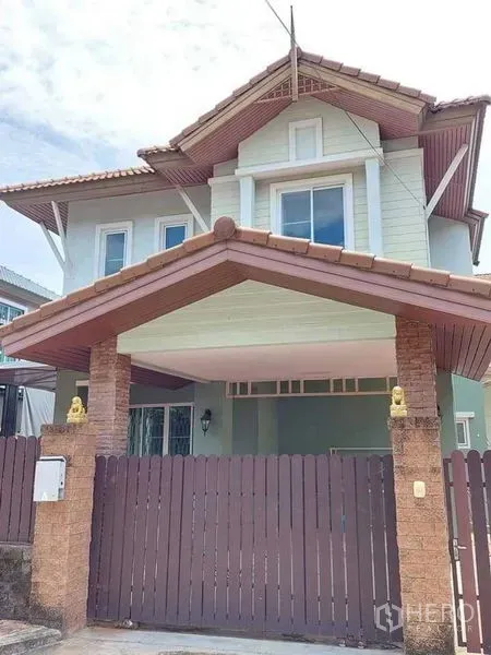 บ้าน ขายในBueng Kum, Bangkok - ด้านหน้าบ้านเดี่ยวสองชั้น มุงจั่ว มีกำแพงรั้วและโรงจอดรถ