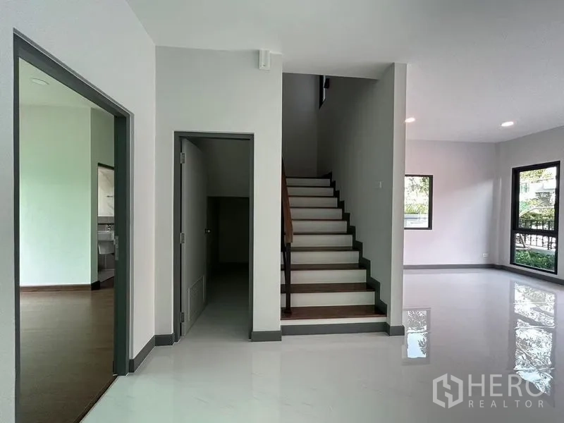Detached House for rent - Bright foyer with staircase and access to living areas on the ground floor.