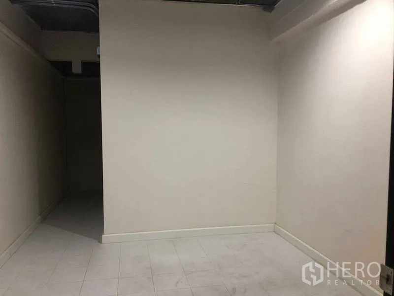 办公空间 出租在Phaya Thai, Bangkok - 内部小房间，白墙与走廊相连，适合会议或储物。