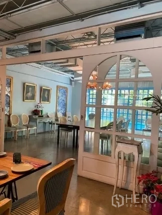 零售空间 出租在Watthana, Bangkok - 拱形玻璃门通向私密包间，经典座椅