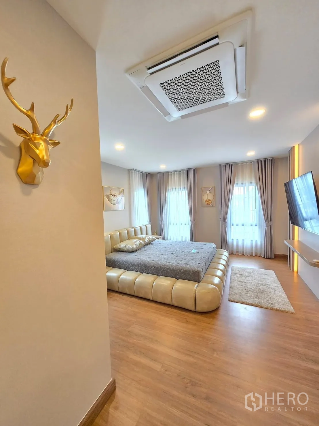 Detached House for rent in Bang Phli, Samut Prakan - Master suite with ceiling cassette air conditioner, wall-mounted TV, and large windows.