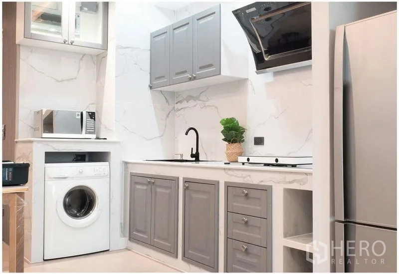 คอนโด ให้เช่าหรือขาย - ครัวฟังก์ชันครบ ผนังลายหินอ่อน อ่างล้างมือ เตา และเครื่องใช้ไฟฟ้า