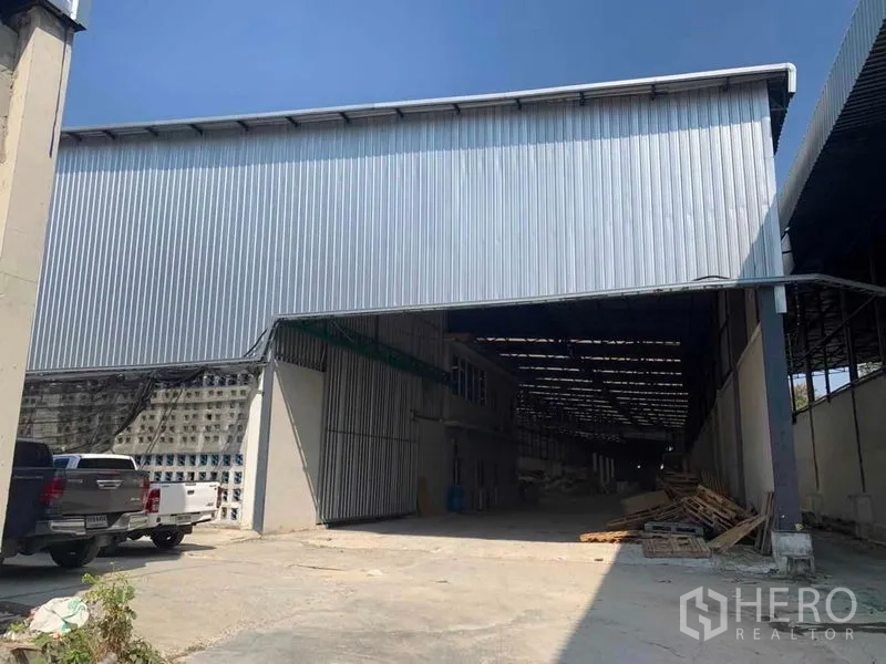 工厂 出租在Nakhon Pathom - 金属板外墙厂房，超大出入口，卡车可通行。