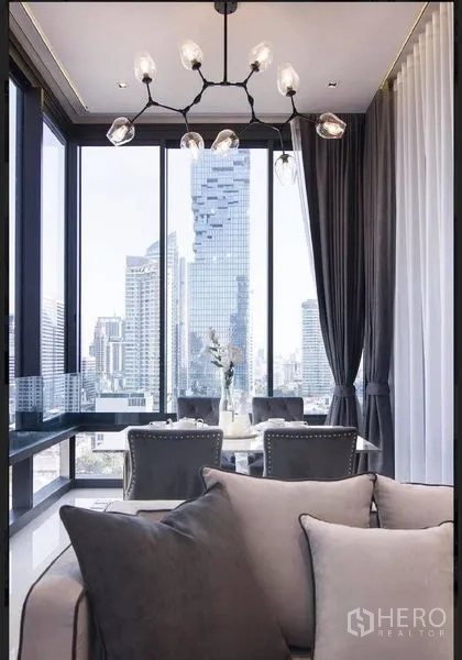 คอนโด ให้เช่าในBang Rak, Bangkok - โซนรับประทานอาหาร-นั่งเล่น โคมไฟดีไซน์เด่น พร้อมหน้าต่างพาโนรามามองเห็นเมืองและอาคารมหานคร