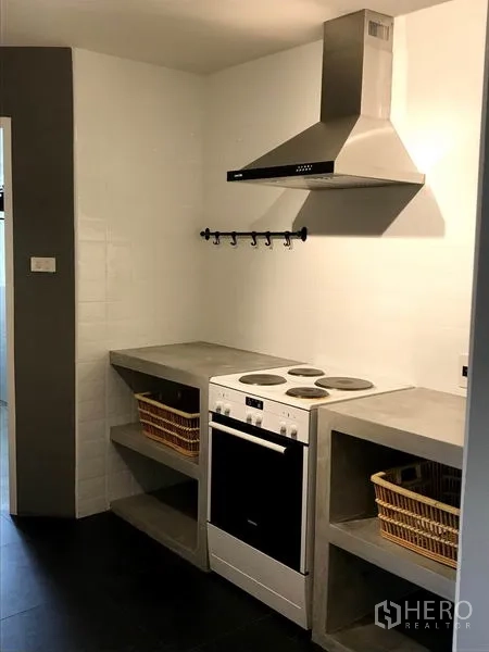 คอนโด ขายในWatthana, Bangkok - ครัวบิวท์อิน เตาอบ เครื่องดูดควัน และเคาน์เตอร์คอนกรีตแบบเปิด