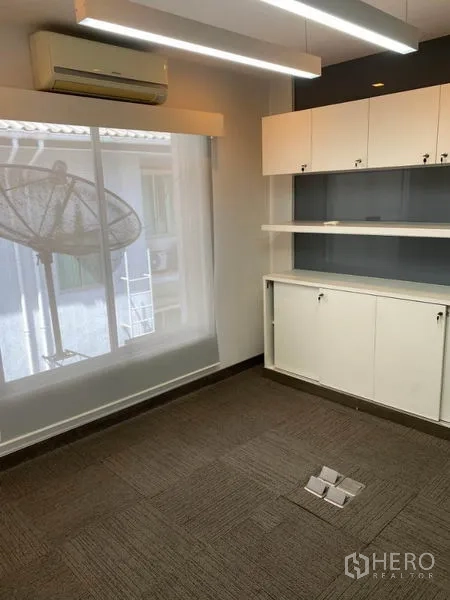 สำนักงานที่บ้าน ให้เช่าในWang Thonglang, Bangkok - ห้องทำงานปูพรม โคมไฟเส้นยาว ตู้บิลท์อิน และแอร์ริมหน้าต่าง