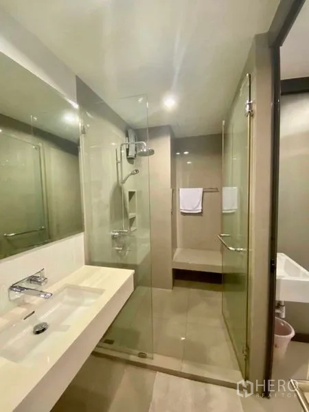 คอนโด ให้เช่าในKhlong Toei, Bangkok - ห้องน้ำสไตล์ร่วมสมัย พร้อมตู้ฝักบัวกระจก เคาน์เตอร์อ่างล้างหน้า และกระเบื้องโทนอุ่น