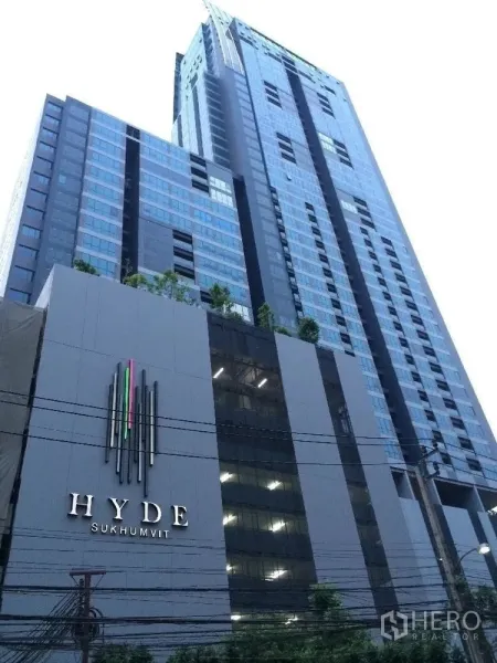 คอนโด ให้เช่าในWatthana, Bangkok - อาคารคอนโดมิเนียมสูง โครงกระจกทันสมัย พร้อมป้ายแบรนด์บนถนนสุขุมวิท