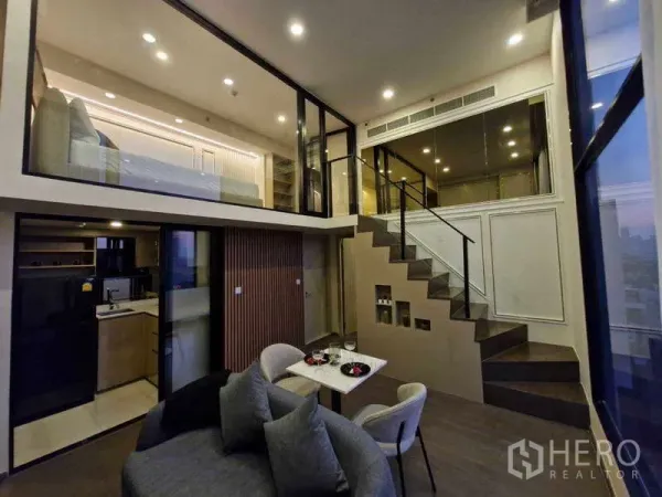 คอนโด ขายในRatchathewi, Bangkok - ห้องดูเพล็กซ์สไตล์โมเดิร์น โชว์บันได ชั้นลอย และครัว