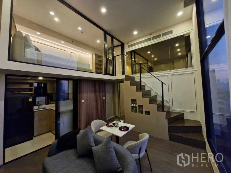 คอนโด ขายในRatchathewi, Bangkok - ห้องดูเพล็กซ์สไตล์โมเดิร์น โชว์บันได ชั้นลอย และครัว