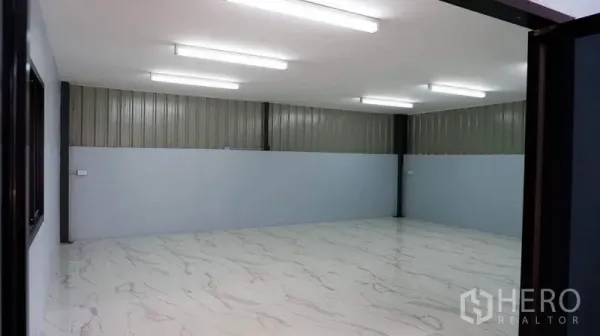 货栈 出租在Bueng Kum, Bangkok - 仓库内的办公室，仿大理石地砖与明亮长条灯。