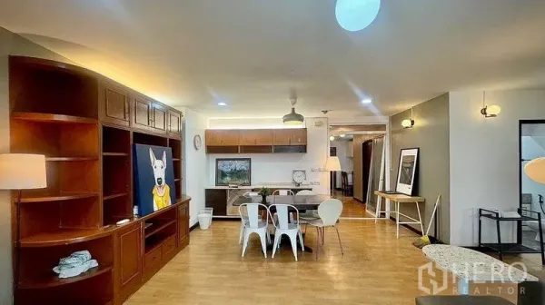 公寓 出租或出售 - 开放式客餐厅，内置木质收纳柜并可通往阳台。