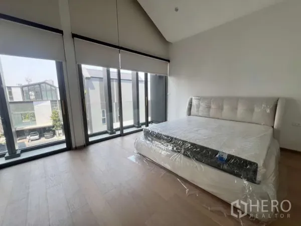 ทาวน์เฮาส์ ให้เช่าในPhra Khanong, Bangkok - ห้องนอนมาสเตอร์สว่างโปร่ง กระจกเต็มบานและพื้นไม้ ในทาวน์เฮ้าส์ย่านพระโขนง