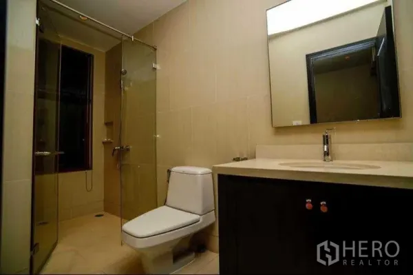 คอนโด ให้เช่าหรือขายในKhlong Toei, Bangkok - ห้องน้ำโทนอบอุ่นพร้อมตู้กระจกอาบน้ำ เคาน์เตอร์อ่างล้างหน้า และโถสุขภัณฑ์